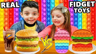 POP IT DE COMIDA VS COMIDA REAL - FIDGET TOYS CHALLENGE / Piero Start e Helena