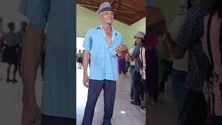 Chico Gabriel animando o forró dos idosos em Valença do Piauí