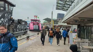 An den Landungsbrücken in Hamburg am Hafen an der Elbe am Wasser mit Schiffen und Fähren und Möwen