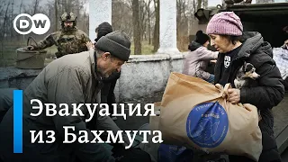 Бахмут: как из "юридически взятого" города уезжают жители