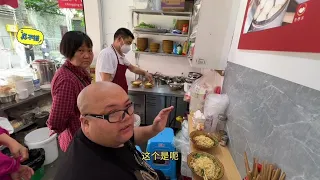 Spend 160 yuan wallet a small noodle shop in Chongqing  as a self-help to eat casually  the young m