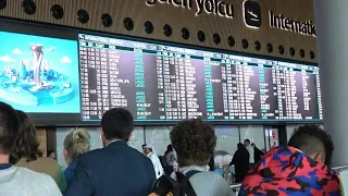 Flüchtende Russen drängen sich an Istanbuler Flughafen | AFP