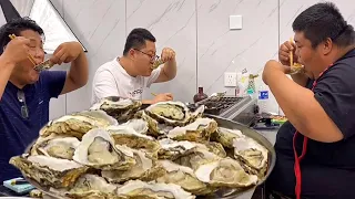 Half a pound of raw oysters, the fat guy treated his friends with garlic oysters