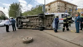 Кровь и осколки повсюду: в Волгограде на роковом перекрестке перевернулась маршрутка с пассажирами