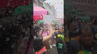 SONGKRAN IS BACK! Khao San Road - Bangkok, Thailand 🌸💦🔫🇹🇭 #thailand #songkran #bangkok