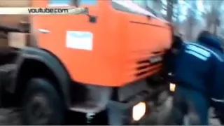 В Жуковском коммунальщики разорвали автомобиль, доставая его из ямы