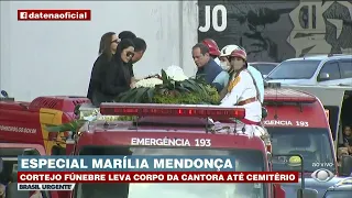 Cortejo leva corpo de Marília Mendonça em caminhão de bombeiro