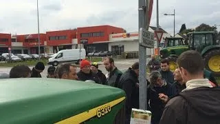 Blocage du Leclerc par les agriculteurs