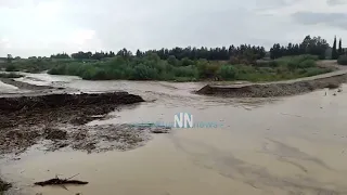 Τα νερά του Εύηνου παρέσυραν την πρόχειρη γέφυρα στο Ευηνοχώρι.