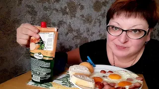 пожрем/Мукбанг Яичница с сосисками/обжор и разговоры на камеру