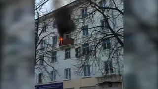 Видео пожара в многоквартирном доме в центре Тулы