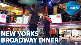 Essen mit Gesangseinlage: New Yorks Broadway Diner | Galileo | ProSieben