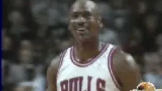 Scottie Pippen pass to Michael Jordan shot vs Philadelphia Sixers - NBA Regular Season 1996/1997