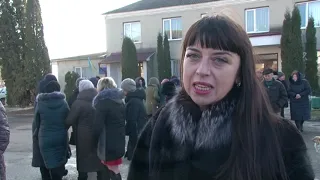 У Ланівцях вчителі першої школи протестують проти звільнення їхнього директора