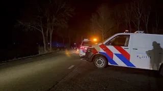 Politieauto crasht tijdens spoedmelding in Nij-Beets