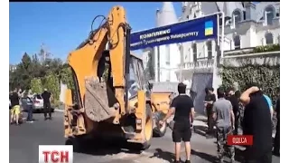 За гратами вже півдоби перебуває водій трактора, що зносив ворота палацу Ківалова