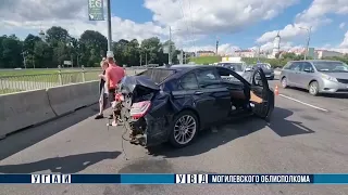 Автомобиль BMW на большой скорости врезался в маршрутное такси на мосту Яшина