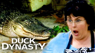 “This Thing Is Huge!” SCARY ALLIGATOR SURPRISE (Season 1) | Duck Dynasty