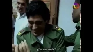 Fidel Castro le regala su uniforme militar a Maradona