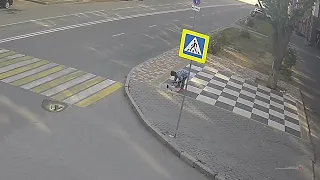 Красящая тротуар в центре Волгограда пенсионерка попала на видео