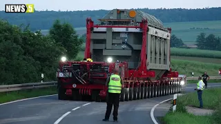 800 Tonnen auf 66 Achsen unterwegs: Riesen-Schwertransport rollt durch Bamberg