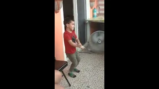 Niño de 3 años bailando