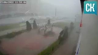 Ураган сломал рекламный щит в Кирово Чепецке