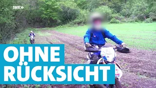 Trotz Verboten: Motocrossfahrer rasen durch den Wald bei Thalfang