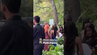 Becky G y Natti Natasha llegando a la boda de Lele Pons y Guaynaa. #beckyg #nattinatasha #lelepons