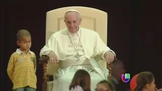 Niño colombiano burló la seguridad del Papa Francisco -- Noticiero Univisión