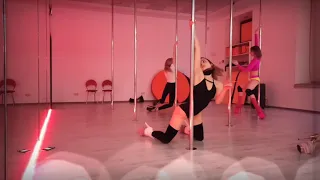 Exotic Pole Dance - красивый танец для начинающих.