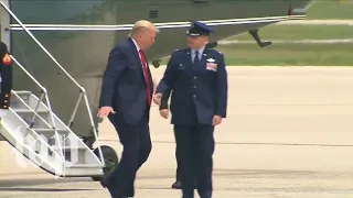 Trump dodges handshake on his way off Marine One