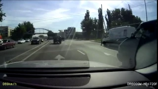 Появилось видео ДТП в Алматы с фурой, "положившей"  Audi на бок