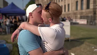 HAPPY PRIDE: LGBT* Kiss Cam!