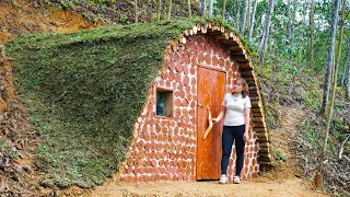 Alone Girl Building Dugout Shelter in the Forest - ALone Girl Living Off Grid / YEN Free Life