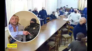 В горсовете Одессы устроили жесткую драку на заседании земельной комиссии .