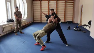 Тренировка по практическому рукопашному бою. Освобождение от захвата за одежду спереди. 1