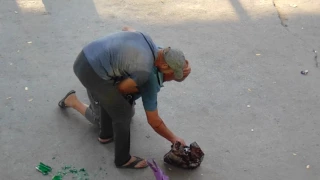 Видео БлиNКом. В Николаеве засветло мужику разбили об голову бутылку