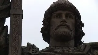 Putin unveils controversial statue of Saint Vladimir by Kremlin