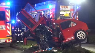 [TÖDLICHER VERKEHRSUNFALL] -| Schwerer Verkehrsunfall in Düsseldorf - PKW zerschellte an Baum |-