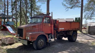 Köp Lastbil Volvo N720 tippflak och kran på Klaravik