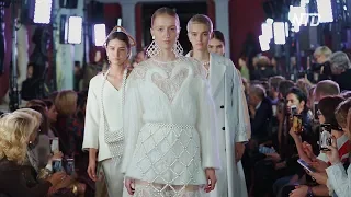 Алёна Ахмадуллина со сказкой о царевне Лебедь открывает Неделю моды в Москве