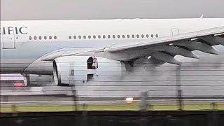 飛機多班次雨中起降