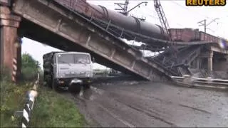 Теракт на железной дороге Донбасса: грузовой поезд завис в воздухе