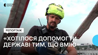 «Звертаються ті, хто не може приїхати»: промислові альпіністи забивають розбиті вікна у Харкові