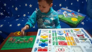 Ребенок 5 лет играет в электронный конструктор "Знаток".