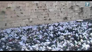 Thousands attend Priestly Blessing at the Western Wall