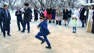 Мальчик УДИВИЛ всех своим ТАНЦЕМ на турецкой свадьбе!  Смотреть только до конца!