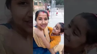 Meri beti Mera Gala daba rahi hai😅😅😅