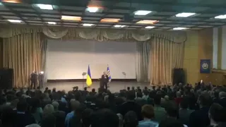 У Франківську Петро Порошенко заспівав гімн України зі студентами